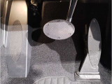 【ペダル】BMWはオルガン式アクセルペダルを採用しています。踏み込む足とペダルが同じ軌跡を描くため、かかとがずれにくく、アクセルコントロールがよりしやすくなるメリットがあります。