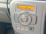 【オートエアコン】一度お好みの温度に設定すれば、車内の温度を検知し風量や温度を自動で調整。暑い&hellip;寒い&hellip;と何度もスイッチ操作をする必要はありません。快適な車内空間には必須の機能ですね♪