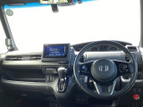 フロントガラスが大きく、ワイドな視界で運転もしやすくなるように設定されています。入れるものを限定せず、気軽に使える助手席前のトレー。走行中も落ちにくい形になっていてとても便利です。