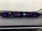 中央にデジタル表示のスピードメーターを配したメーターになっています。左側のインフォメーション画面で燃費などの情報を確認できます。