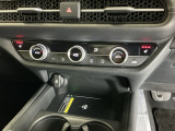 【ワイヤレス充電器】Qi対応のスマートフォンを置くだけで充電ができます。【アクセサリーソケット(電源ソケット)】電源からケーブルをつなげば、スマートフォンなどの電子機器の充電などを行うことができます!