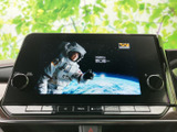 停車中にTVや映像コンテンツを楽しめます。長距離移動の休憩時間に最適です。家族や友人と快適な時間を過ごせる空間を提供します。