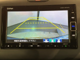 リバースギアに入れるだけで後方の表示へ切り替わります。夜間や雨の日の駐車も楽になりますよ。