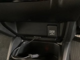 アクセサリーソケットはUSBのアダプターなどをつければ、スマホの充電にも使えます。周辺には物が置けるボックスがついています。