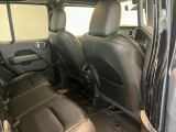 【リアシート】屋根までの高さがある車のため、大人の方でも圧迫感が少なく乗車出来ます。足元は広く取られているため、ゆったりとお乗り頂けます。