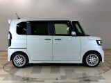 【車両状態証明書付】より安心してご購入頂く為、第三者機関による車両状態証明書を見ながら実車確認できます(フロントガラスのA1減点はほとんどの中古車にあるミリ単位の飛び石傷ですのでご安心下さい)。