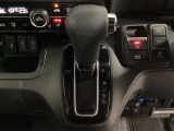 CVT車のセレクトレバーです。低速から高速まで、変速ショックのないスムーズな走りを実現するとともに、エンジン効率のよい領域を維持することで燃費にも貢献します。