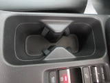 運転席からも助手席からも使いやすい位置にドリンクホルダーを配置しています。