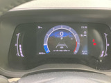 視認性の高いメーター類で、運転に必要な情報を的確に把握できます。デザイン性にも優れており、運転席をスタイリッシュに演出します。