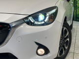 【LEDヘッドライト】悪天候や夜間走行時も良好な視界を確保し安心して運転できる高輝度LEDヘッドライトを装備!点灯速度が早く、消費電力も抑えられています。