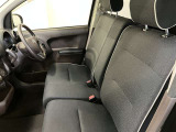 高いホールド性で運転姿勢が安定します。長距離ドライブでも疲れにくいのが魅力です。快適なドライビングライフをお送りください♪