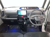 運転席は見やすく整理され、ナビも美しく装着され操作性にも優れています!