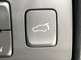 【パワーバックドア】スマートキーや運転席のボタンを押すだけでリアゲートが自動で開閉します!荷物を持っている時や、高い位置にあるバックドアを閉める際に便利な機能です♪