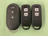 スマートキーを装備しています。鍵を差し込むことなくドアロックの開け閉めと、スタートボタン操作でのエンジンスタートができます。加えて、純正リモコンエンジンスターター用の操作キーもついています。