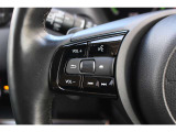 ハンドル左部分にはオーディオコントロールスイッチがついています。運転中も視線をそらさずにオーディオ操作ができ安心です!
