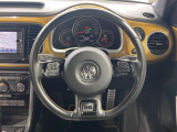 Volkswagen全車共通の上質な本革を使用した手触りのしっとりとしたステアリングです。唯一素肌が触れるハンドルは上位モデルと同じ握り心地になっております。