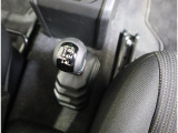 2WD・4WD・L4WDの3通りに駆動方式を変更するためのトランスファーレバーです。これを使いこなせたら、アナタもいよいよ「ジムニー乗り」!?