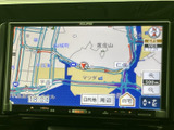 目的地設定は簡単。高精細な地図で、スムーズなドライブをサポートします。渋滞情報もリアルタイム表示で、快適な移動をアシスト。