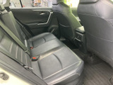 後席もゆったりとした空間を確保。快適な移動時間を過ごせます。長距離移動も安心です。