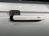 キーのボタンを押したり、キーをドアロックに挿入したりすることなく、車両に乗ることができます。これによりキーを見つけるためにポケットやバッグを探したり、アンロックボタンを押したりする必要が無くなります。
