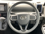 握りやすいステアリング形状で、運転操作をサポートします。オーディオ操作などもステアリングから手軽に操作可能です。