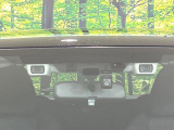 【アイサイトVer2】前方の車両等を検知し、衝突しそうな時は警報で注意を促し、ブレーキを踏む力をサポート。ブレーキを踏めなかった場合は衝突被害軽減ブレーキが作動、衝突回避をサポートします。