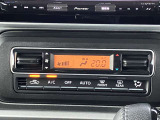 車内快適オートエアコン。物理スイッチで操作性も良好です