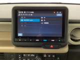 HondaCONNECT対応の便利なナビディスプレー。お持ちのスマートフォンと連携して、ナビやBluetoothでの音楽再生が可能です。デザインはもちろん、操作性も良好です。