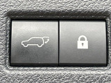【パワーバックドア】スマートキーや運転席のボタンを押すだけでリアゲートが自動で開閉します!荷物を持っている時や、高い位置にあるバックドアを閉める際に便利な機能です♪
