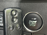 【キーフリーシステム】カバンやポケットに入れたままでもドアの施錠・解錠が可能なスマートキーを装備。エンジンのオン・オフ時もカギを取り出す必要が無いからとっても便利です♪