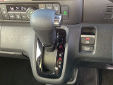 インパネシフトだから視線の移動も少なく足元もスッキリ♪運転席もゆったりしているのでゆとりを持ってドライブできますね!