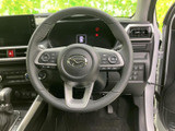 握りやすいステアリングは、長時間の運転でも疲れにくい設計です。操作性にも優れ、快適なドライビングをサポートします。