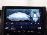 バックモニター付き。駐車の際のサポートとなり、必須アイテムのひとつですよね。それでも、バックする際は必ずご自身の目で確認をしてください。パノラミックビューで上から見下ろした視点でも確認できます!