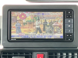 停車中に楽しめるTV機能で、待ち時間も快適に。地デジ放送をお手軽にお楽しみいただけます。(※運転中の視聴は禁止です)。