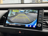 駐車時の安全性を高めるバックモニター付き。狭い場所でもスムーズに駐車できます。後方の状況をクリアに確認しましょう。