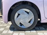 スチールホイール。純正ホイールカバー付き。タイヤサイズは155/65R14です。