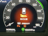 周囲の障害物に近づくと、ブザーでお知らせして衝突回避をサポートします。駐車時や狭い道での走行の際に便利です。