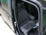 程よい硬さとホールド性が高いシートで長時間運転も快適です。