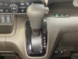 CVT車のセレクトレバーです。低速から高速まで、変速ショックのないスムーズな走りを実現するとともに、エンジン効率のよい領域を維持することで燃費にも貢献します。