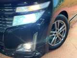 【LEDヘッドライト】悪天候や夜間走行時も良好な視界を確保し安心して運転できる高輝度LEDヘッドライトを装備!点灯速度が早く、消費電力も抑えられています。