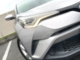 【LEDヘッドライト】悪天候や夜間走行時も良好な視界を確保し安心して運転できる高輝度LEDヘッドライトを装備!点灯速度が早く、消費電力も抑えられています。