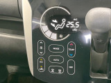 【オートエアコン】一度お好みの温度に設定すれば、車内の温度を検知し風量や温度を自動で調整。暑い&hellip;寒い&hellip;と何度もスイッチ操作をする必要はありません。快適な車内空間には必須の機能ですね♪