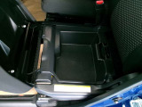 助手席下に大きい収納ボックスがあり車内の整理整頓に便利です