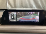 狭い場所での駐車やすれ違いなどでより的確な運転操作に役立つ360&deg;ビューモニターが装備されています。