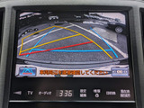 カラーバックカメラが付いています!バックにギアを入れると、後方視界が自動的にマルチ画面に映し出されます!夜も明るく見えますので、すごく便利!!一度使うとカメラ無しには乗りたくない程!