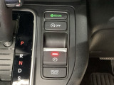 セレクトレバーの横に電子制御パーキングブレーキがあります。スイッチひとつで、停車した地点の傾斜などをシステムが検知・判断してブレーキ力を自動的に最適制御し、しっかり停車できるパーキングシステムです。