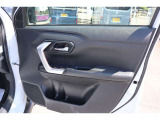 【運転席内ドア 】ミラー操作やウィンドウ開閉スイッチはドライバー目線で配置され、快適な操作性を実現!