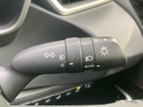 操作しやすい位置に配置されたウインカーレバー。スムーズな操作で、安全な車線変更をサポートします。日常の運転をより快適に。