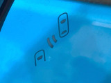 【ブラインドスポットモニター】走行中、ドアミラーの死角になりやすい箇所に後続車が接近するとサイドミラーのレンズに警告を表示!ドライバーに注意喚起をしてくれます。