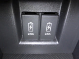 スマートフォンやタブレットの充電に便利なUSBポートを装備。ドライブ中でも手軽にデバイスの充電が可能です。ロングドライブや旅行時にも活躍します。